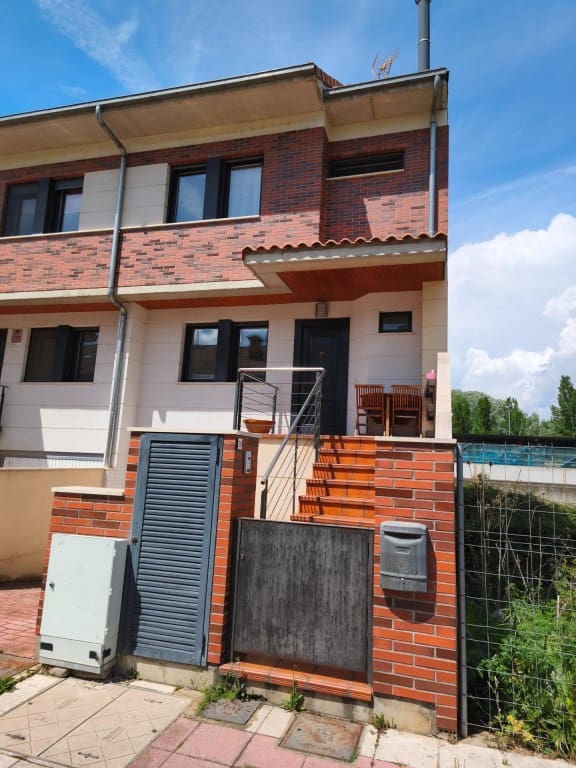 3 bedroom Terraced Villa for sale in San Andres del Rabanedo with garage - € 325,000 (Ref: 9815778)