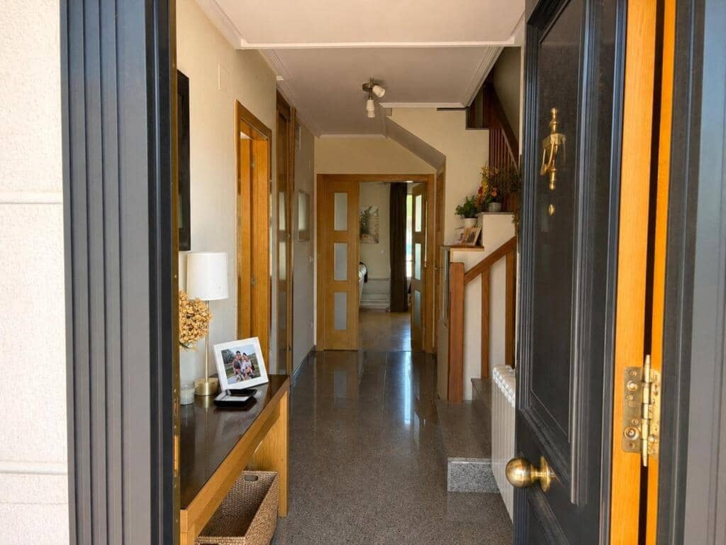 3 bedroom Terraced Villa for sale in San Andres del Rabanedo with garage - € 325,000 (Ref: 9815778)