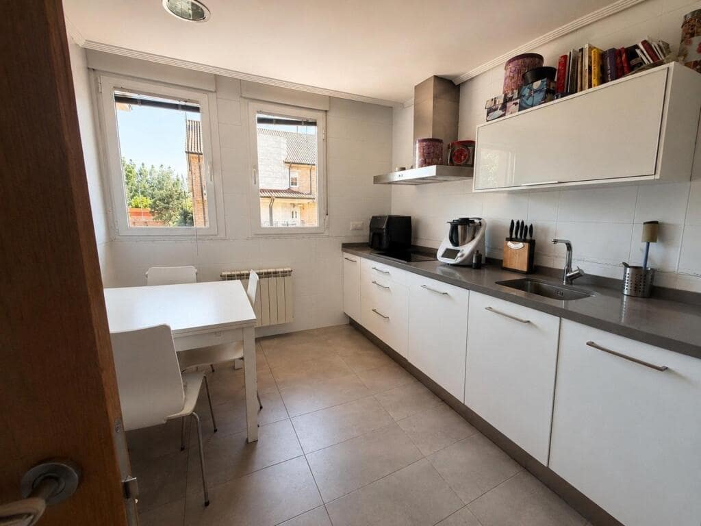 3 bedroom Terraced Villa for sale in San Andres del Rabanedo with garage - € 325,000 (Ref: 9815778)