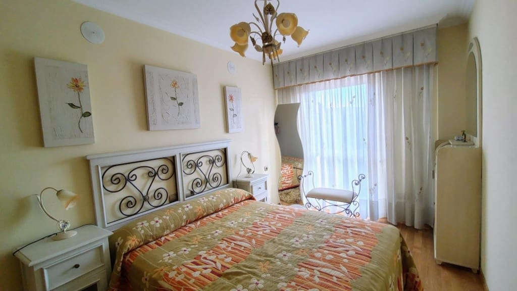 4 quarto Apartamento para arrendar em Santiago de Compostela com garagem - 1 500 € (Ref: 9817950)