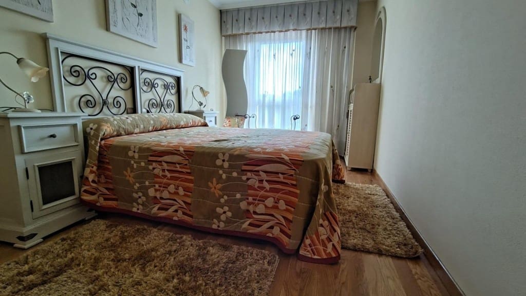 4 quarto Apartamento para arrendar em Santiago de Compostela com garagem - 1 500 € (Ref: 9817950)