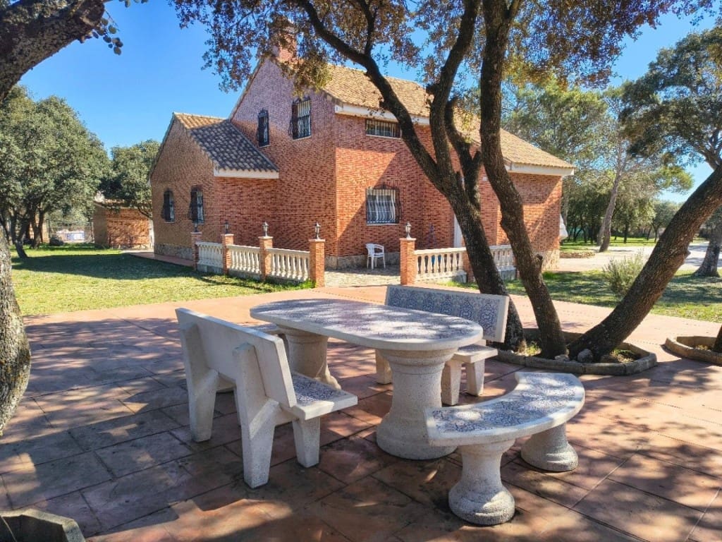 Chalet de 3 habitaciones en Pioz en venta - 328.000 € (Ref: 9817954)