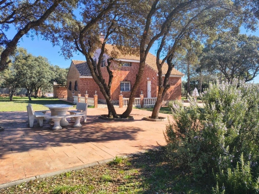 Chalet de 3 habitaciones en Pioz en venta - 328.000 € (Ref: 9817954)