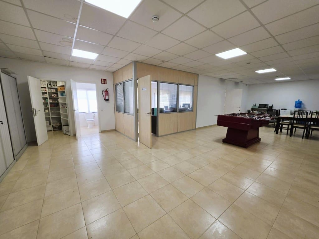 Commercial for sale in Sant Cugat Sesgarrigues - € 370,000 (Ref: 9817962)