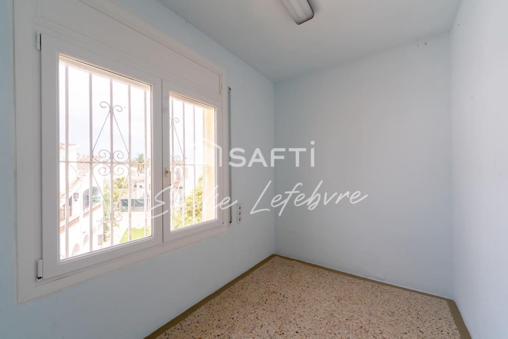 4 Zimmer Villa zu verkaufen in Empuriabrava mit Garage - 422.000 € (Ref: 9820299)