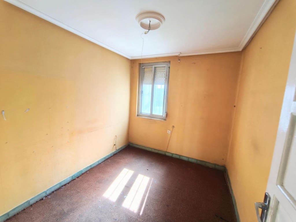 4 bedroom Villa for sale in San Andres del Rabanedo with garage - € 135,000 (Ref: 9820302)