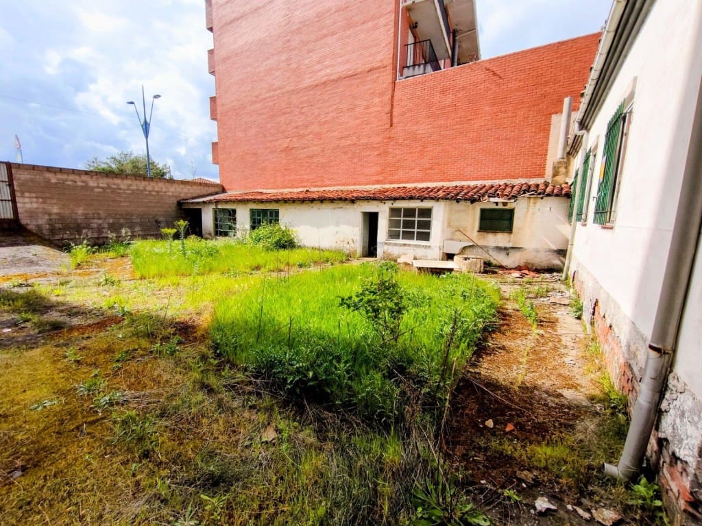 4 bedroom Villa for sale in San Andres del Rabanedo with garage - € 135,000 (Ref: 9820302)