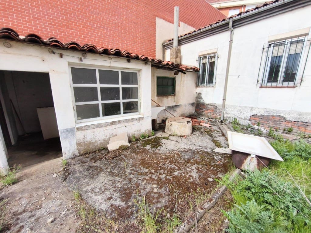 4 bedroom Villa for sale in San Andres del Rabanedo with garage - € 135,000 (Ref: 9820302)