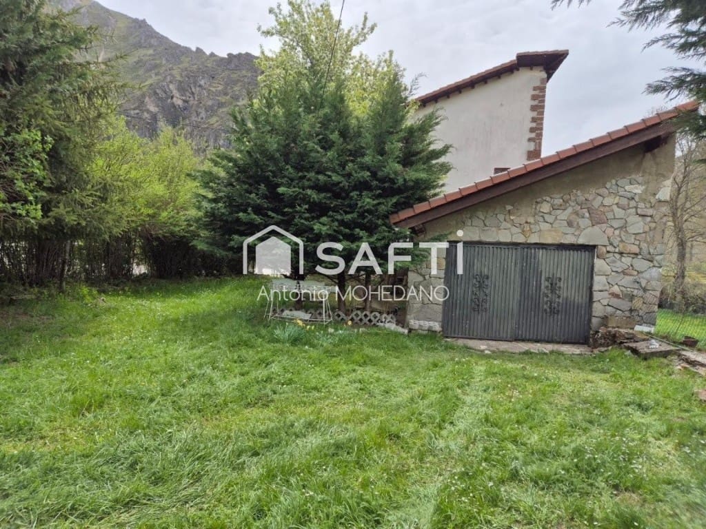 4 bedroom Villa for sale in Carmenes - € 75,000 (Ref: 9822472)