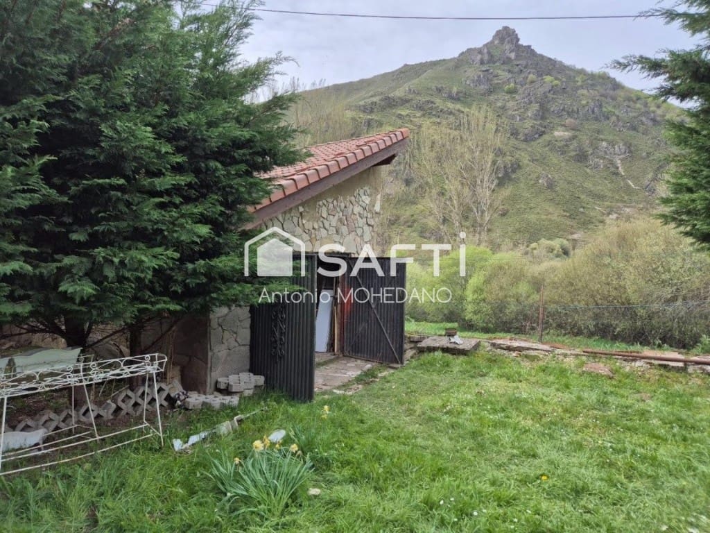 4 bedroom Villa for sale in Carmenes - € 75,000 (Ref: 9822472)