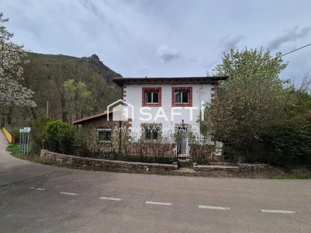 4 bedroom Villa for sale in Carmenes - € 75,000 (Ref: 9822472)