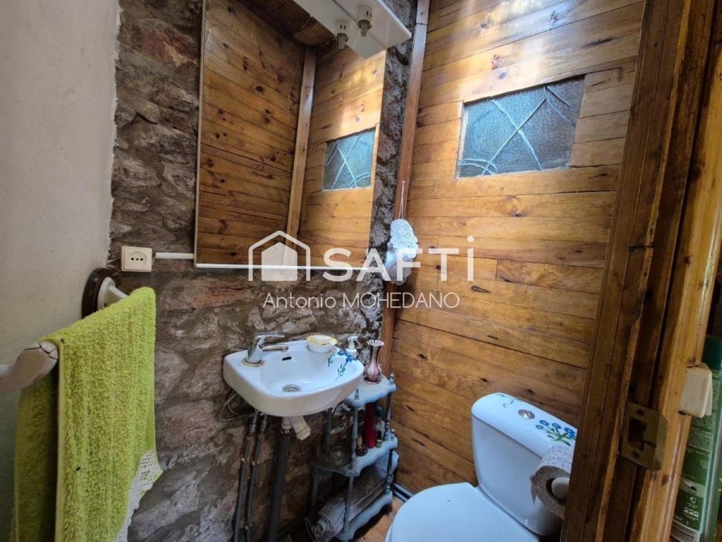 4 bedroom Villa for sale in Carmenes - € 75,000 (Ref: 9822472)