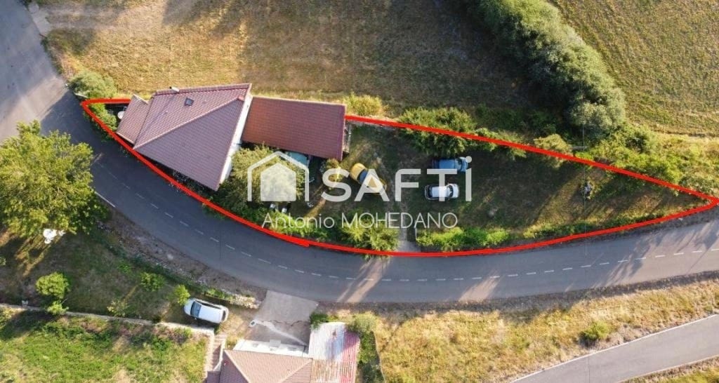 4 bedroom Villa for sale in Carmenes - € 75,000 (Ref: 9822472)