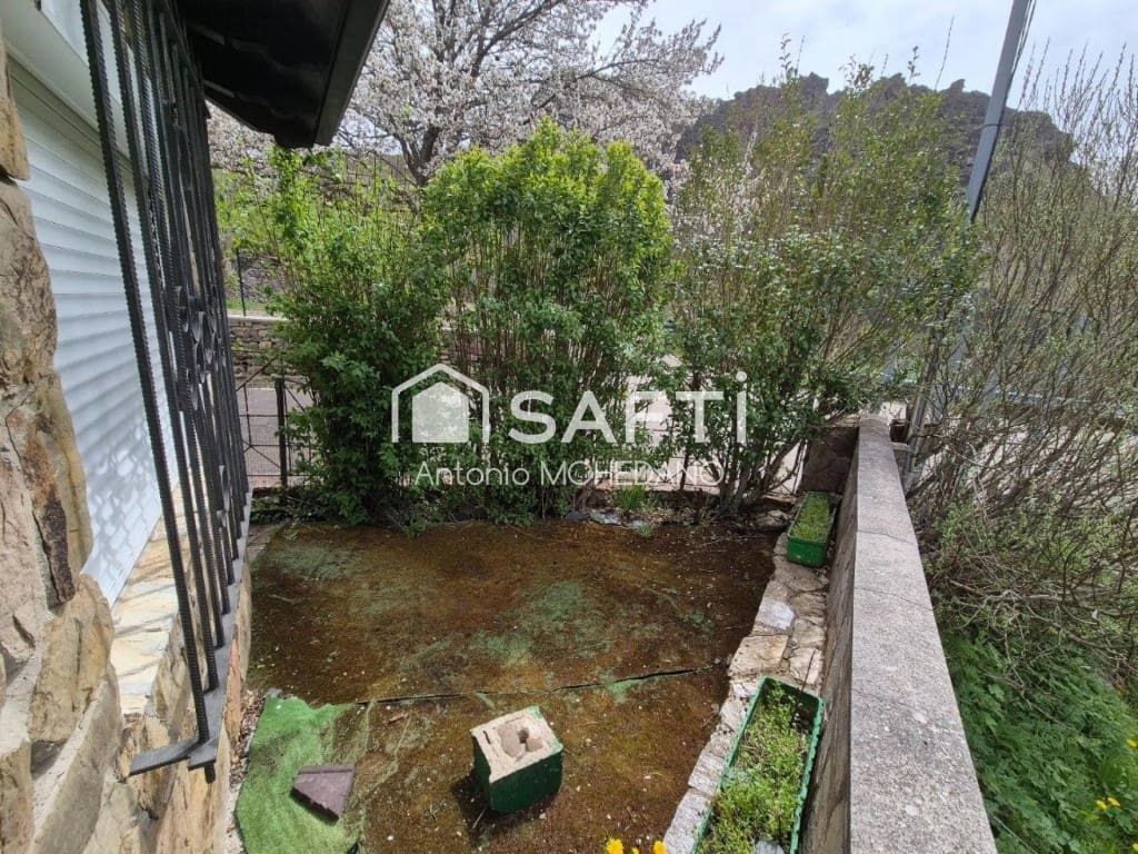 4 bedroom Villa for sale in Carmenes - € 75,000 (Ref: 9822472)