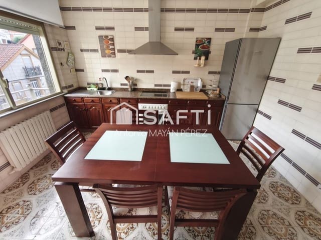 4 bedroom Villa for sale in Rianxo with garage - € 246,500 (Ref: 9824918)