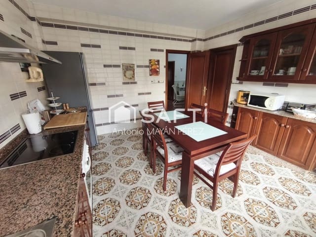 4 bedroom Villa for sale in Rianxo with garage - € 246,500 (Ref: 9824918)