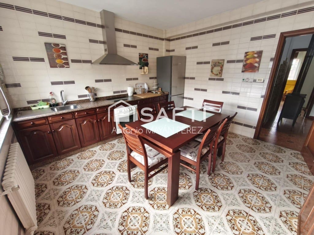 4 bedroom Villa for sale in Rianxo with garage - € 246,500 (Ref: 9824918)