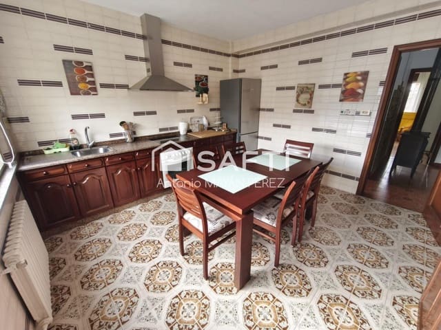 4 bedroom Villa for sale in Rianxo with garage - € 246,500 (Ref: 9824918)