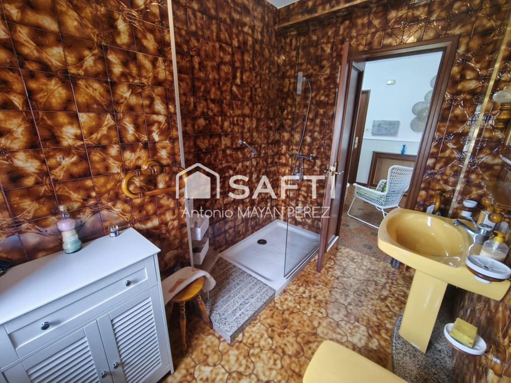 4 bedroom Villa for sale in Rianxo with garage - € 246,500 (Ref: 9824918)