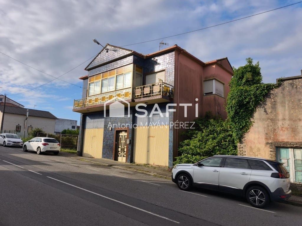 4 bedroom Villa for sale in Rianxo with garage - € 246,500 (Ref: 9824918)