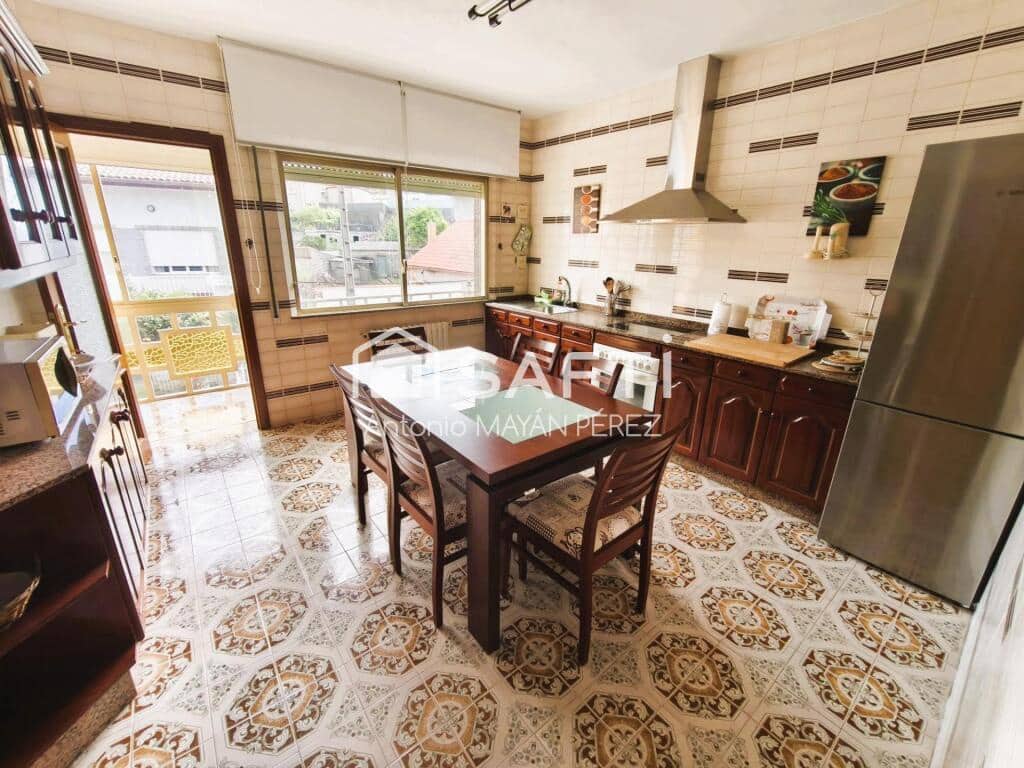 4 bedroom Villa for sale in Rianxo with garage - € 246,500 (Ref: 9824918)