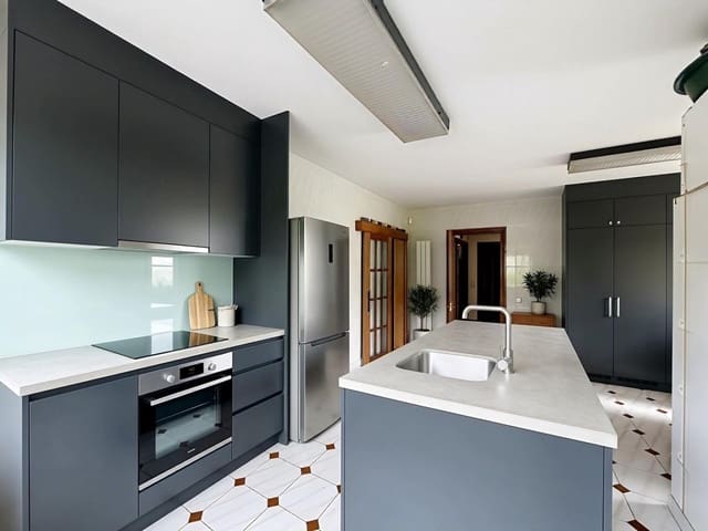5 Zimmer Villa zu verkaufen in Teo mit Pool Garage - 590.000 € (Ref: 9824919)