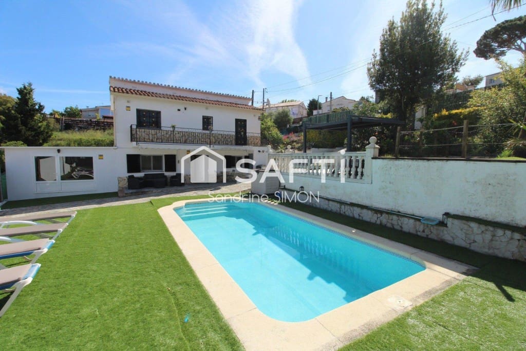 3 soveværelse Villa til salg i Lloret de Mar med swimmingpool - € 325.000 (Ref: 9824920)