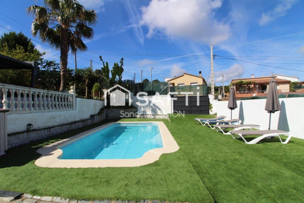 3 soveværelse Villa til salg i Lloret de Mar med swimmingpool - € 325.000 (Ref: 9824920)