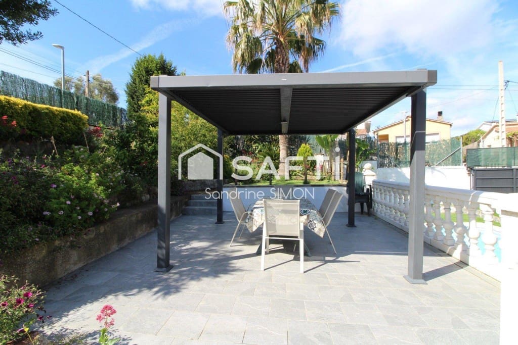 3 soveværelse Villa til salg i Lloret de Mar med swimmingpool - € 325.000 (Ref: 9824920)