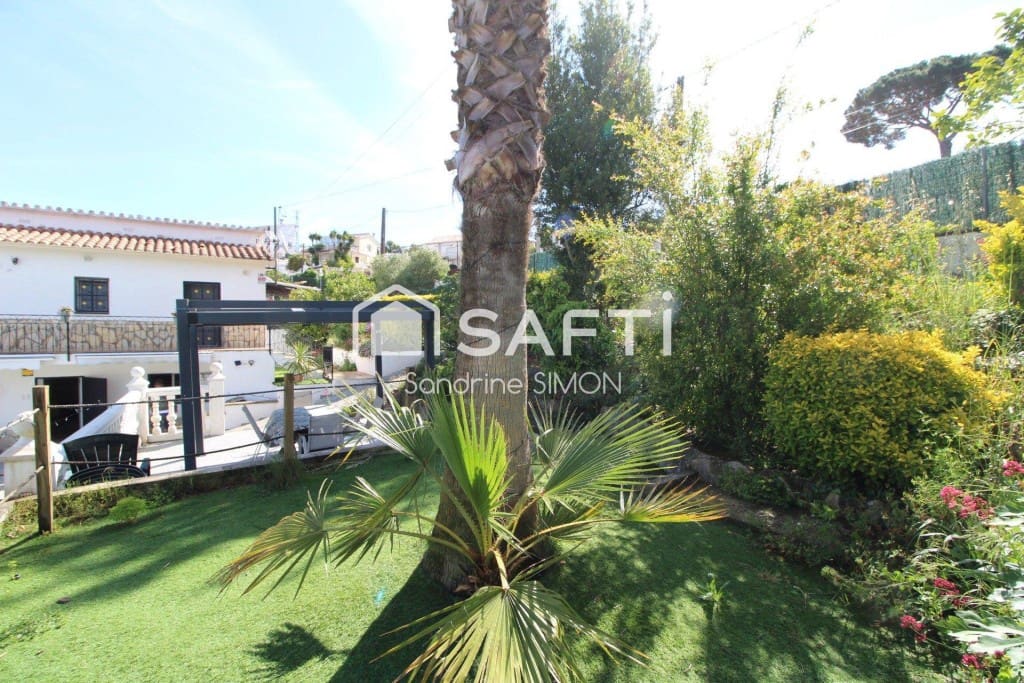 3 soveværelse Villa til salg i Lloret de Mar med swimmingpool - € 325.000 (Ref: 9824920)