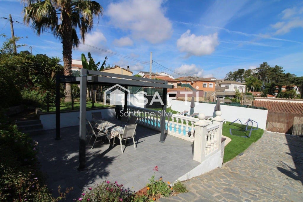 3 soveværelse Villa til salg i Lloret de Mar med swimmingpool - € 325.000 (Ref: 9824920)