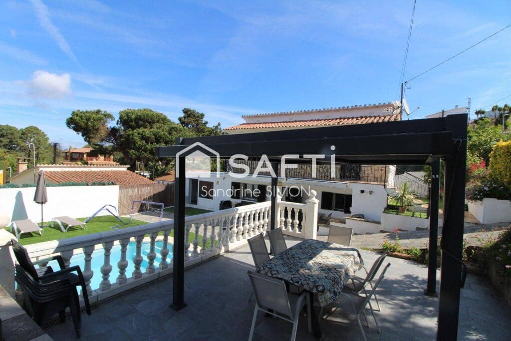 3 bedroom Villa for sale in Lloret de Mar with pool - € 310,000 (Ref: 9824920)