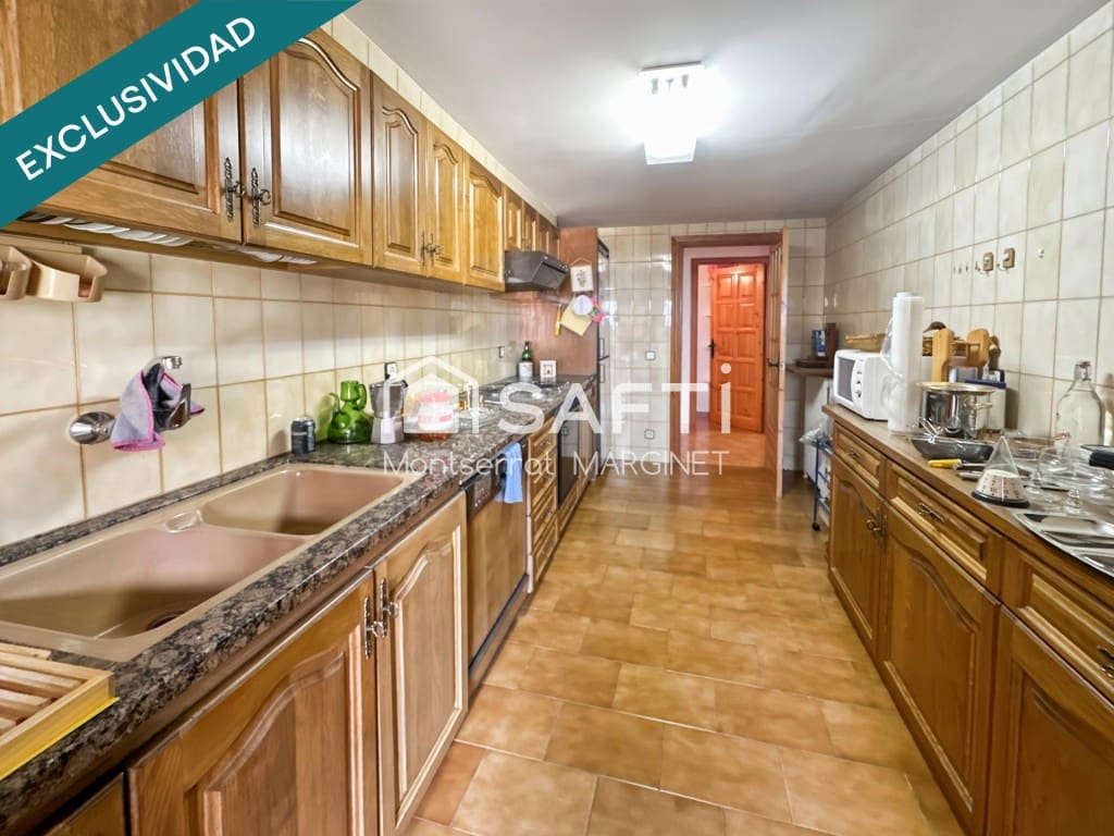 8 bedroom Terraced Villa for sale in Berga with garage - € 280,000 (Ref: 9828911)