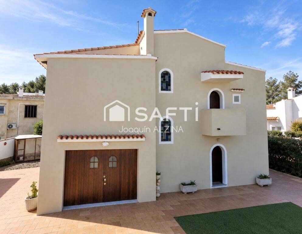 3 makuuhuone Huvila myytävänä paikassa Ciutadella de Menorca mukana uima-altaan 
autotalli - 840 000 € (Ref: 9831134)