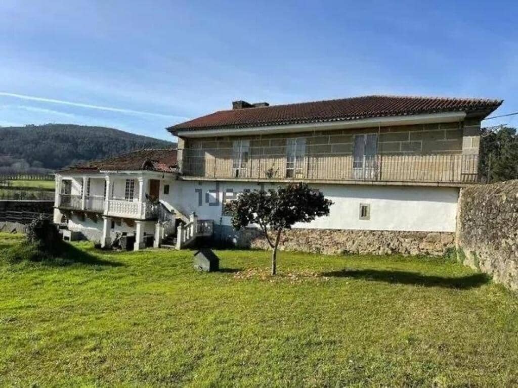10 bedroom Finca/Country House for sale in Teo with garage - € 520,000 (Ref: 9833557)