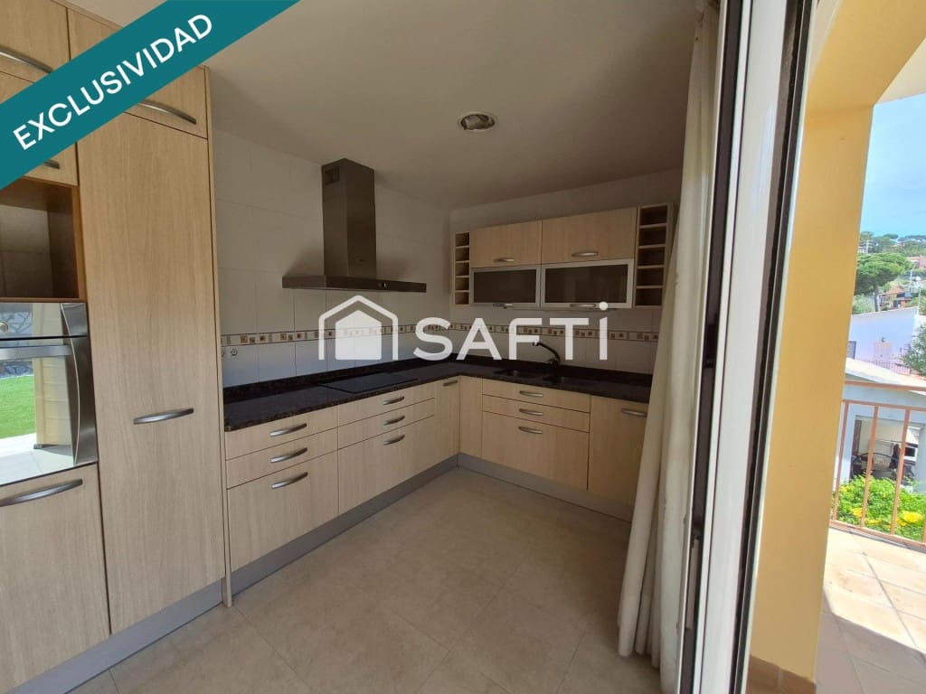 4 bedroom Villa for sale in Tordera with pool garage - € 354,000 (Ref: 9836269)