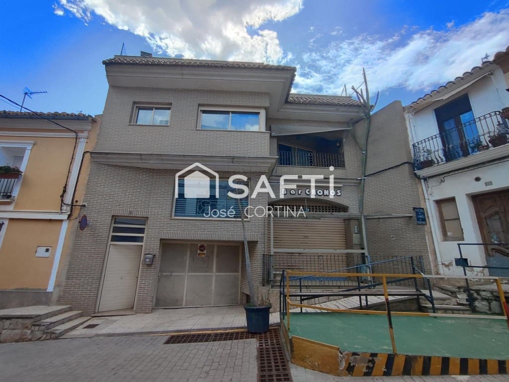 5 bedroom Villa for sale in Gilet with garage - € 340,000 (Ref: 9836275)