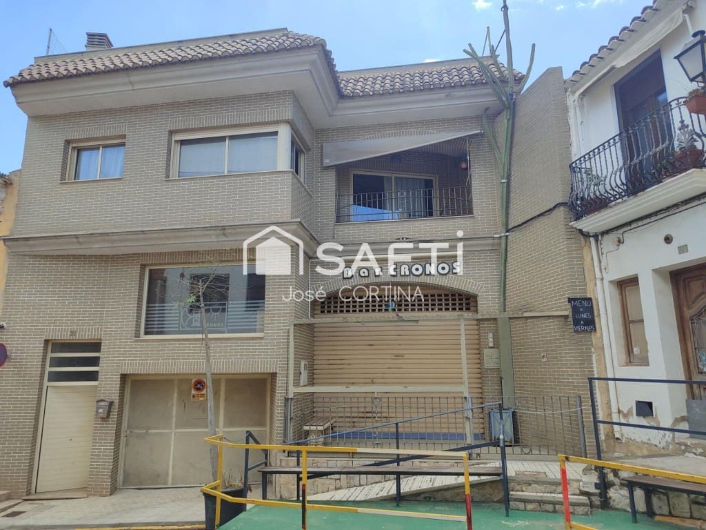 5 bedroom Villa for sale in Gilet with garage - € 340,000 (Ref: 9836275)