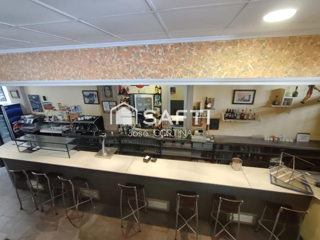 5 bedroom Villa for sale in Gilet with garage - € 340,000 (Ref: 9836275)