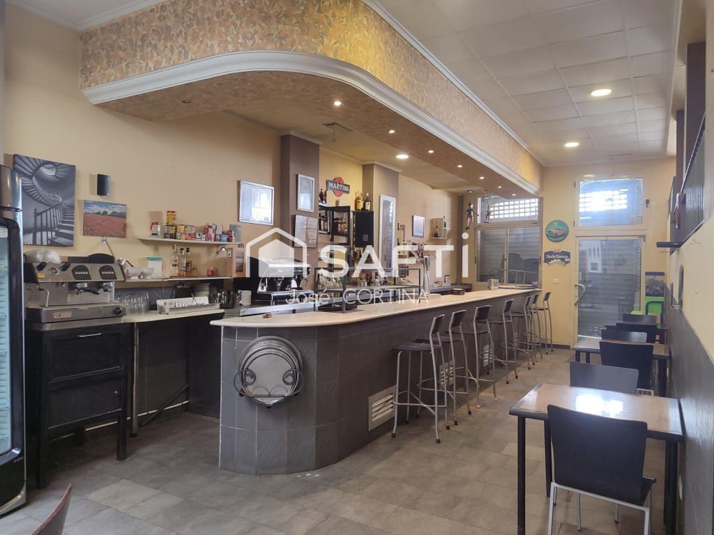 5 bedroom Villa for sale in Gilet with garage - € 340,000 (Ref: 9836275)