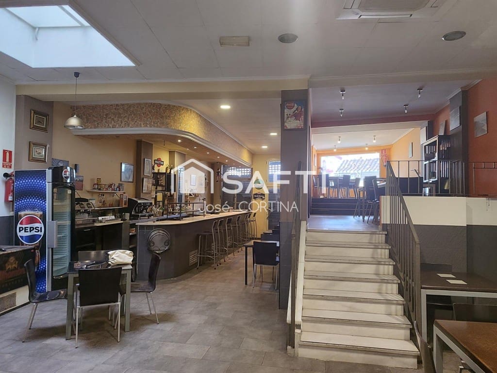 5 bedroom Villa for sale in Gilet with garage - € 340,000 (Ref: 9836275)