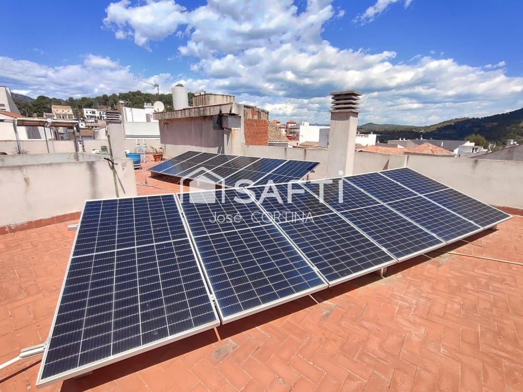 5 bedroom Villa for sale in Gilet with garage - € 340,000 (Ref: 9836275)