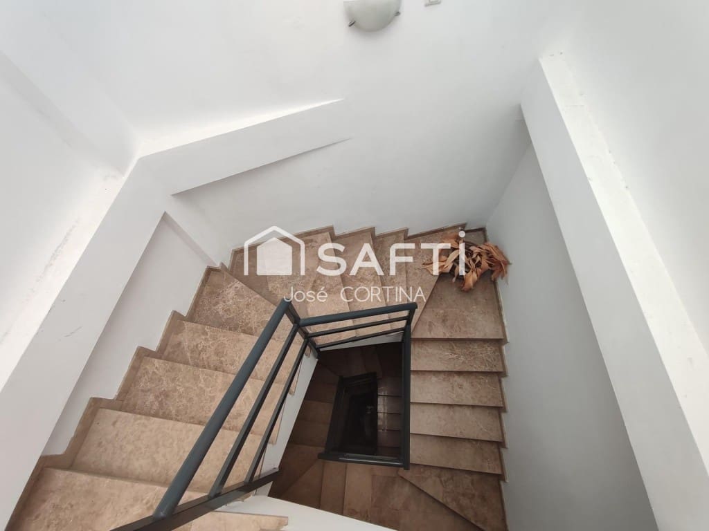 5 bedroom Villa for sale in Gilet with garage - € 340,000 (Ref: 9836275)