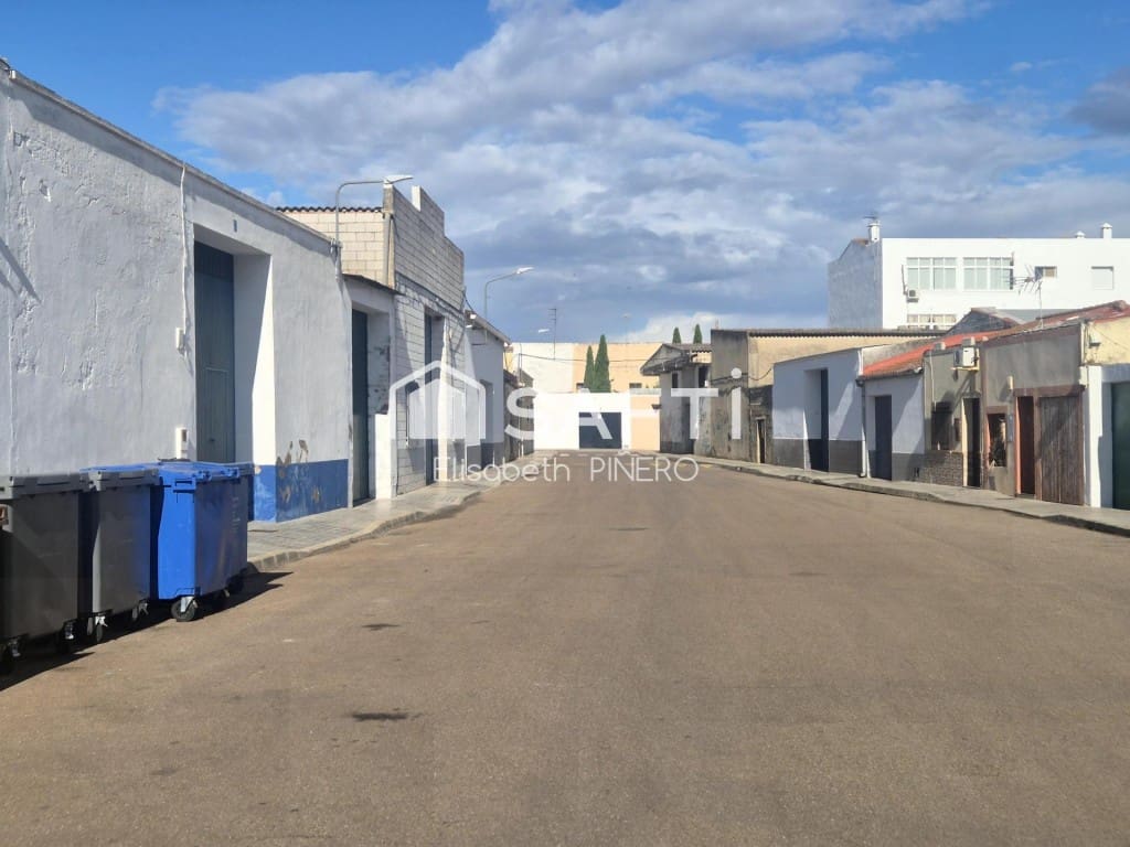 5 bedroom Terraced Villa for sale in Puebla de la Calzada with garage - € 125,000 (Ref: 9839110)