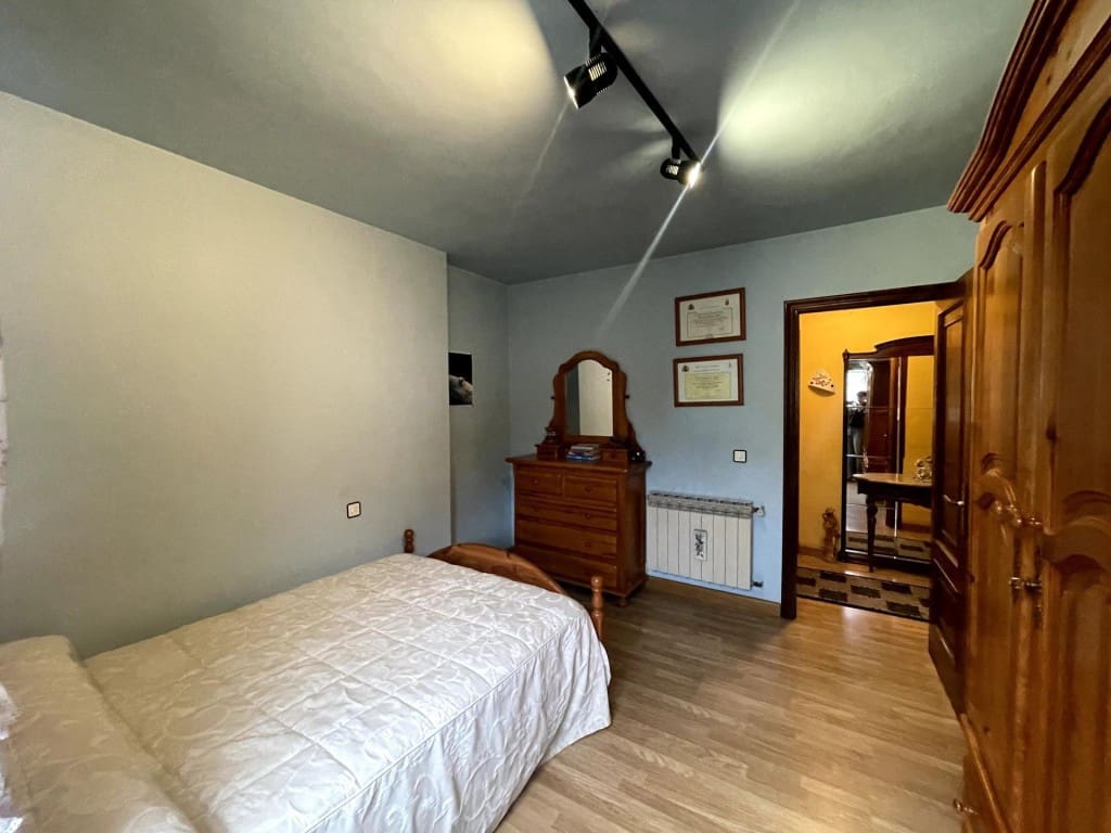 5 bedroom Terraced Villa for sale in Ponferrada with garage - € 230,000 (Ref: 9845341)