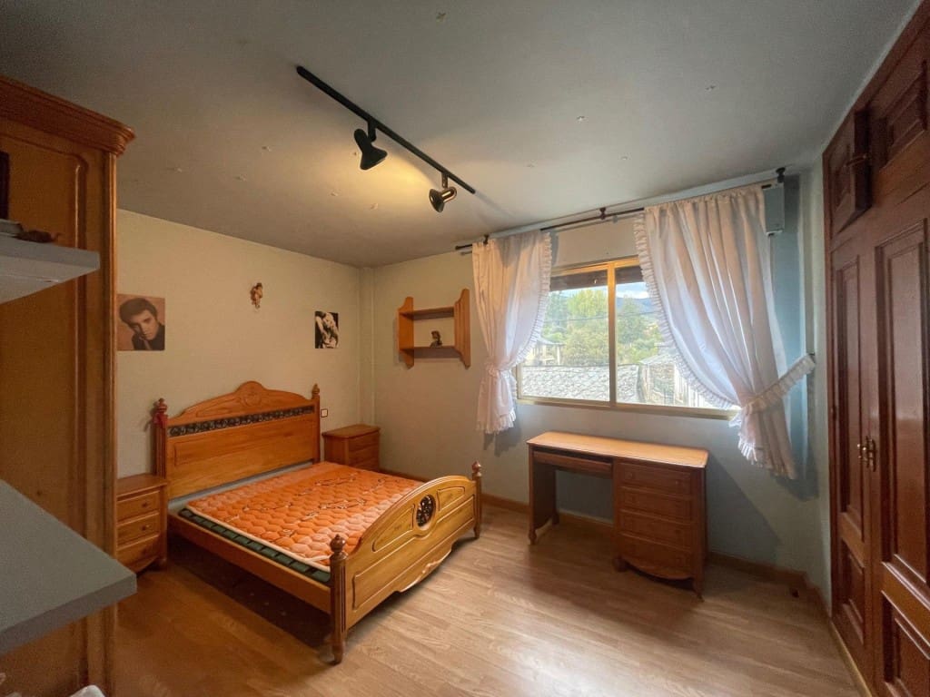 5 bedroom Terraced Villa for sale in Ponferrada with garage - € 230,000 (Ref: 9845341)