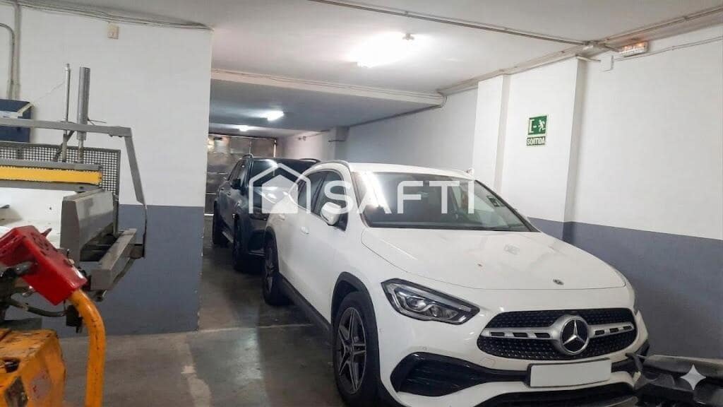 Commercial for sale in Barcelona city - € 1,700,000 (Ref: 9845345)