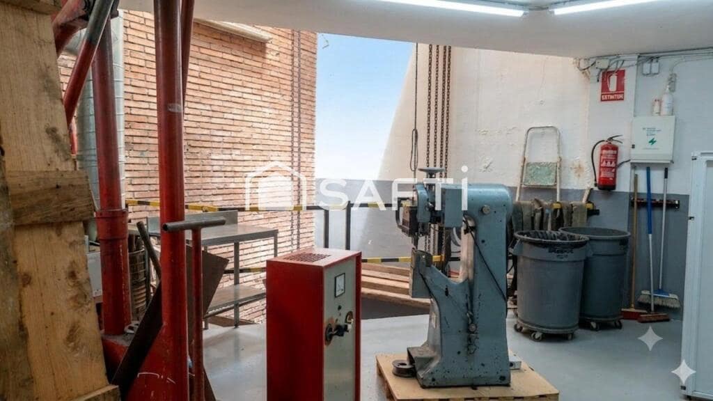 Commercial for sale in Barcelona city - € 1,700,000 (Ref: 9845345)