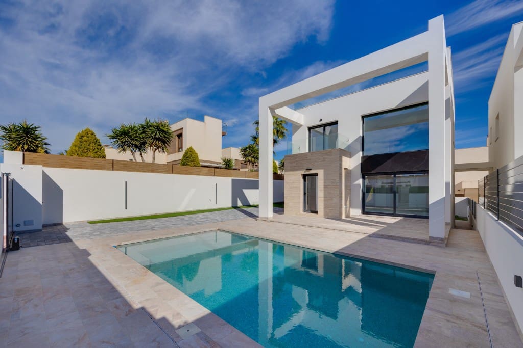 Chalet de 4 habitaciones en Torrevieja en venta - 750.000 € (Ref: 9845571)