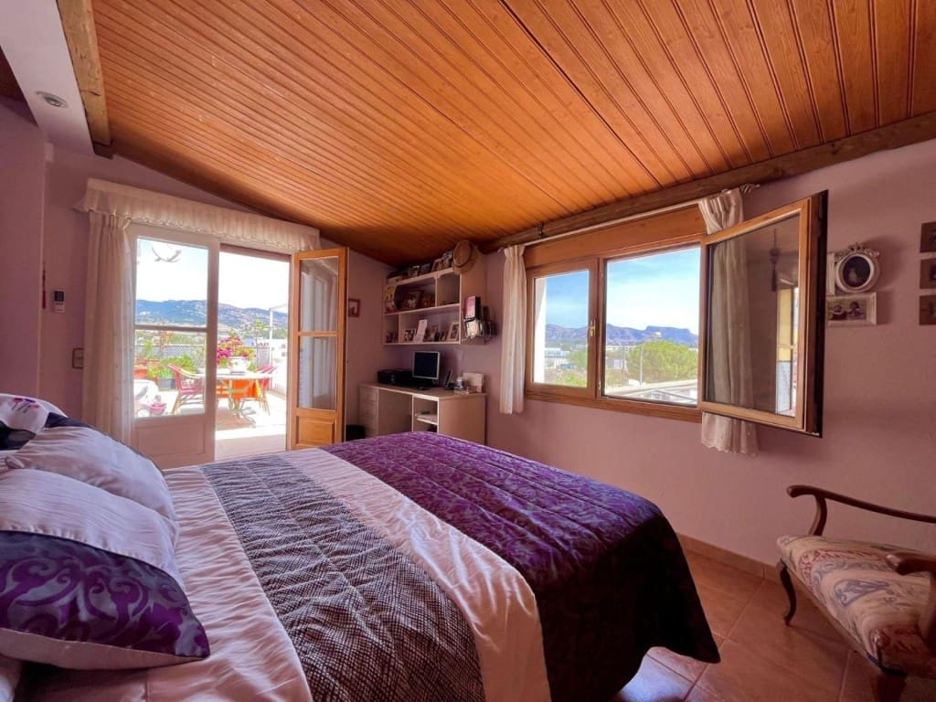 4 bedroom Villa for sale in Sax with pool garage - € 359,999 (Ref: 9851110)